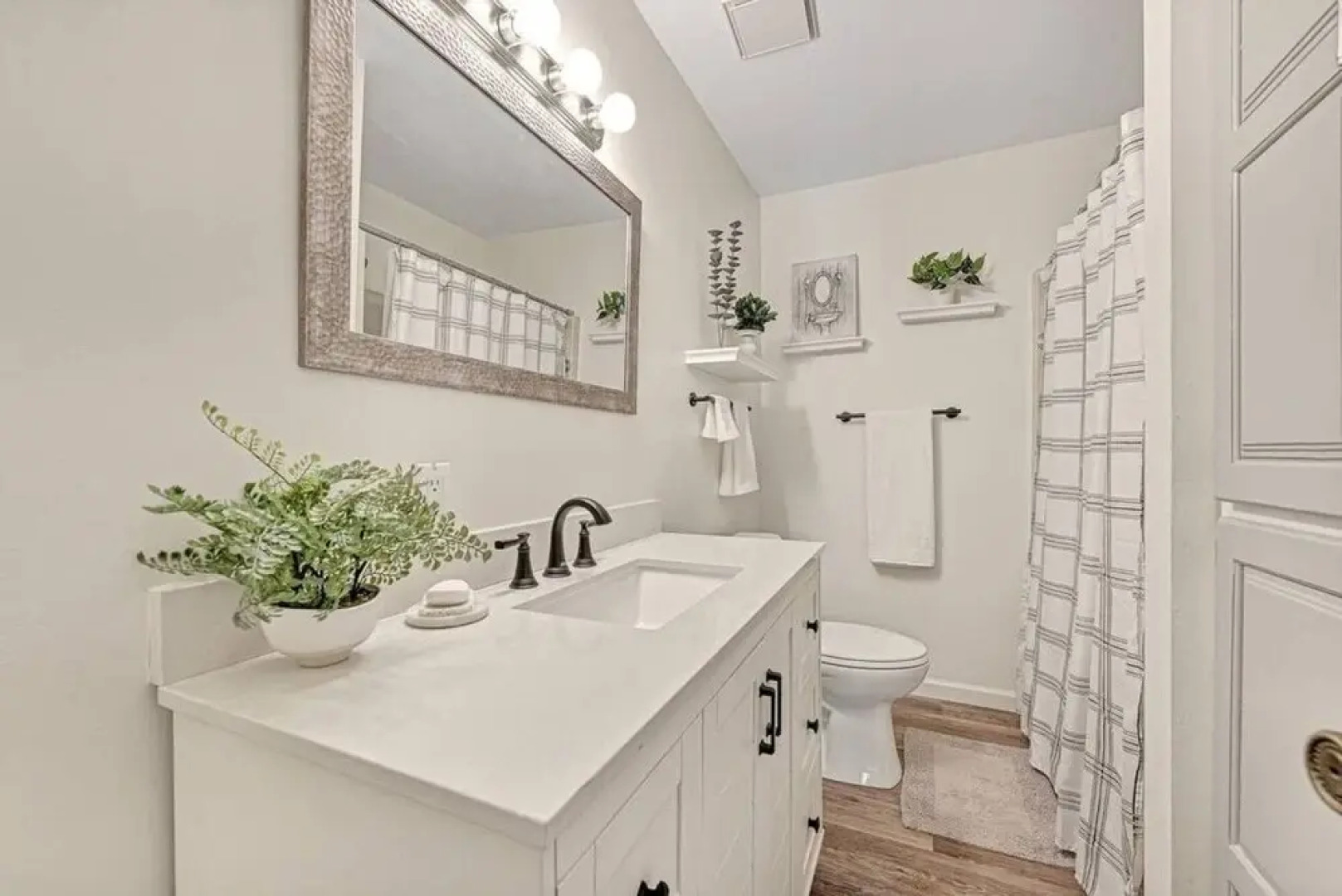 Beaver Lake Hillside Hideaway 2 Bedroom Home by Redawning