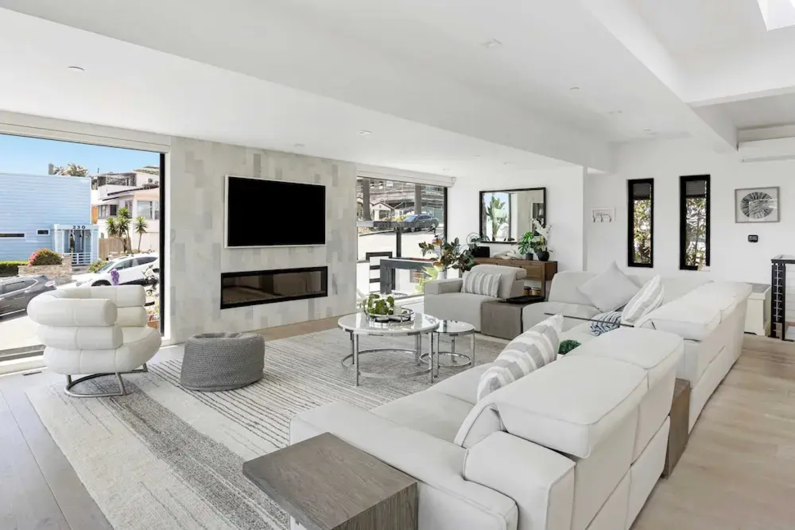 Steps to Beach+shops, Oceanview, Hot Tub+firepit Moonlight Modern by Avantstay