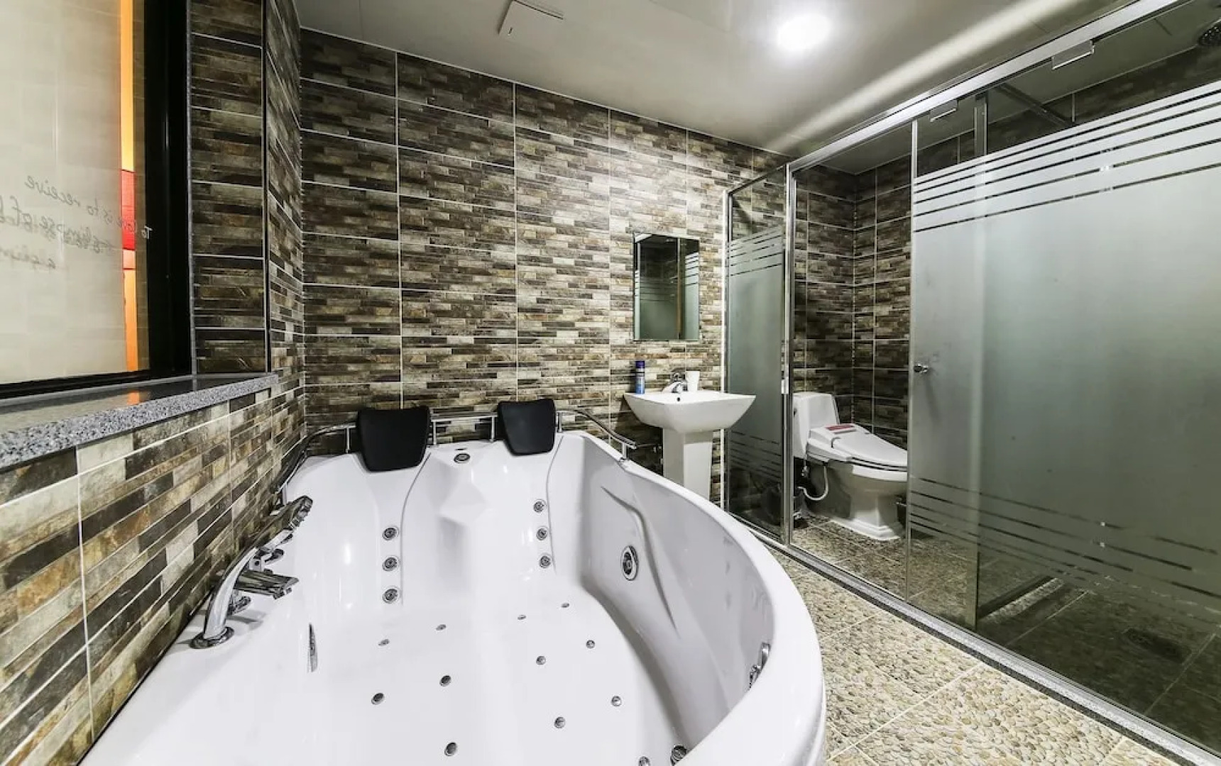 Eagles Nest B&B and Cottage Suites