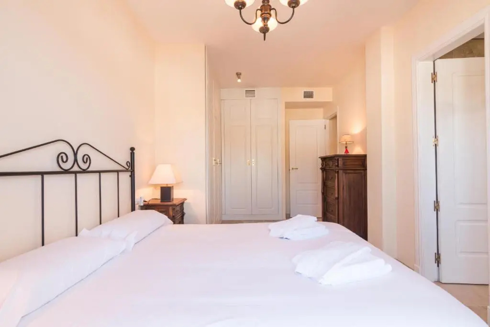 2233-Lovely 2 bedrooms on the beach, pool and port