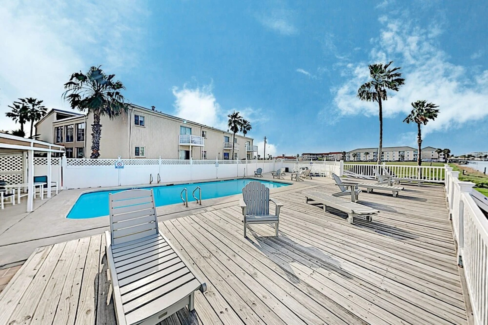 Canal-front Corner W/ Pools - Near The Beach! 1 Bedroom Condo