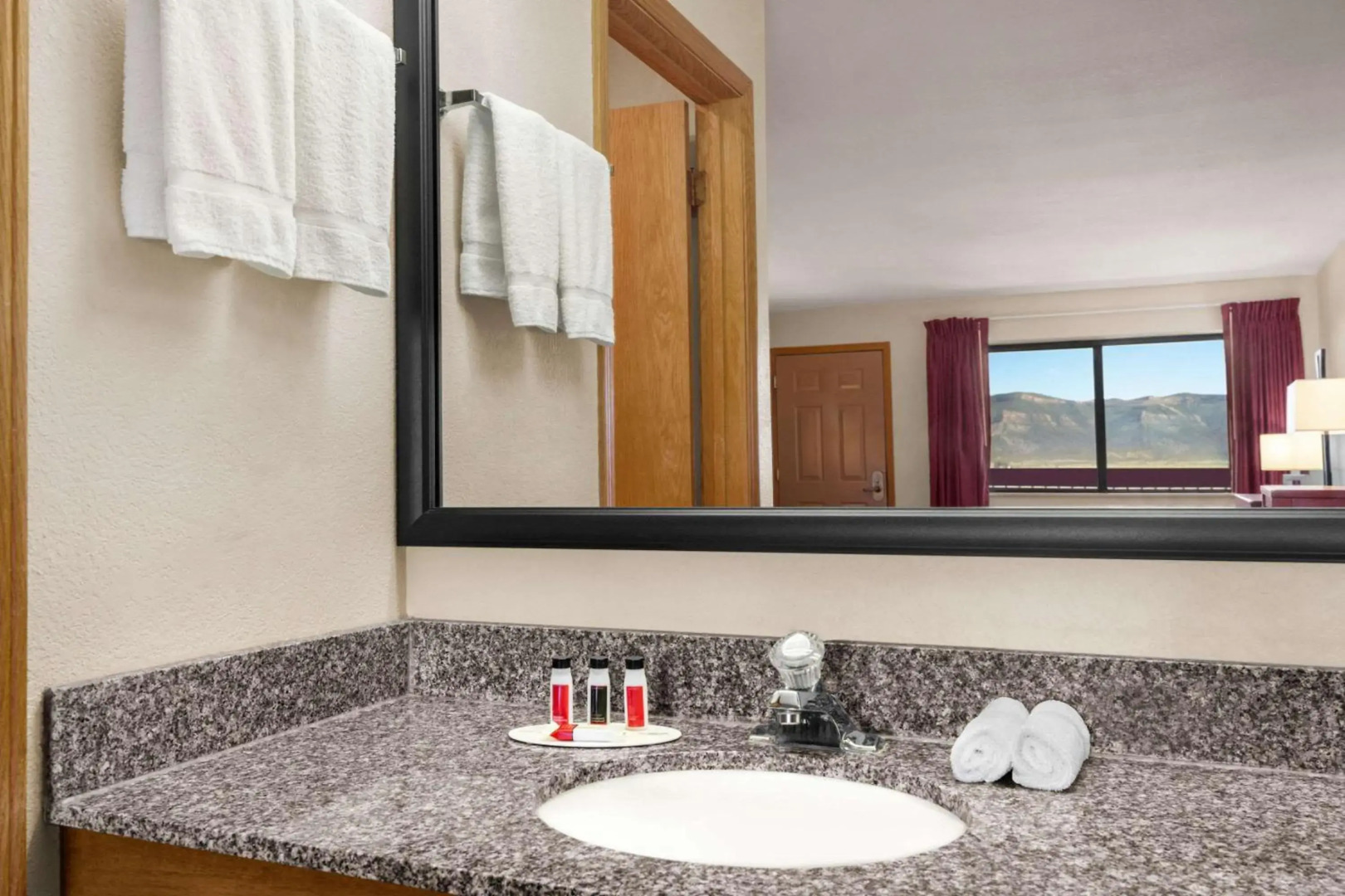 Econo Lodge Inn & Suites Lodi - Wine Country Area