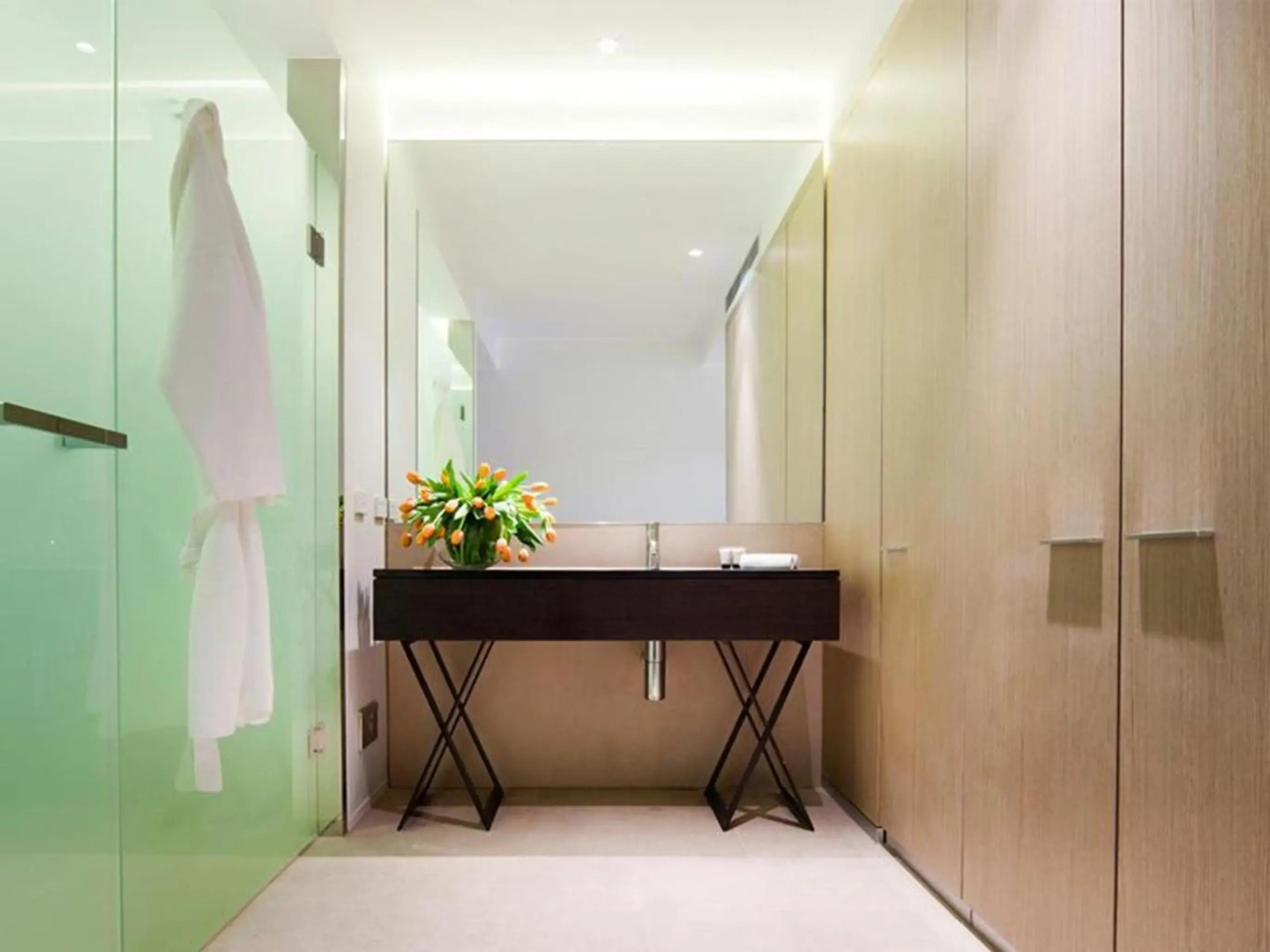 Burbury Hotel & Apartments