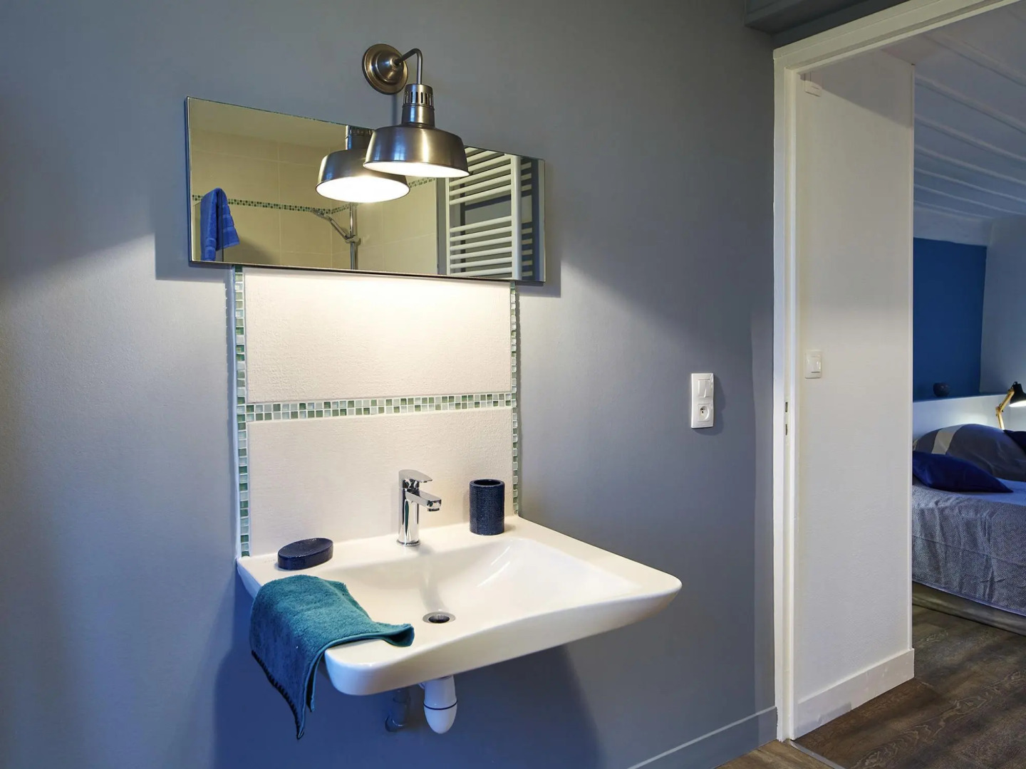 Castle and its outbuildings with terrace in Asnières