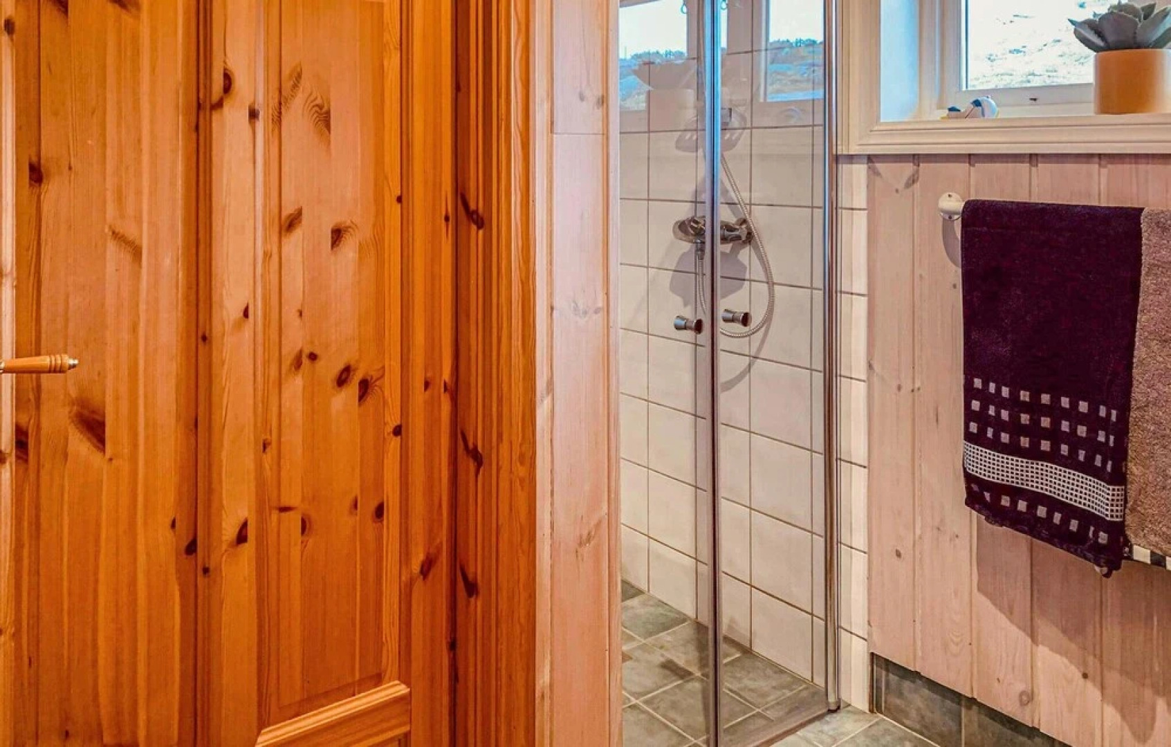 Stunning Home in Bekkjarvik With 3 Bedrooms and Wifi