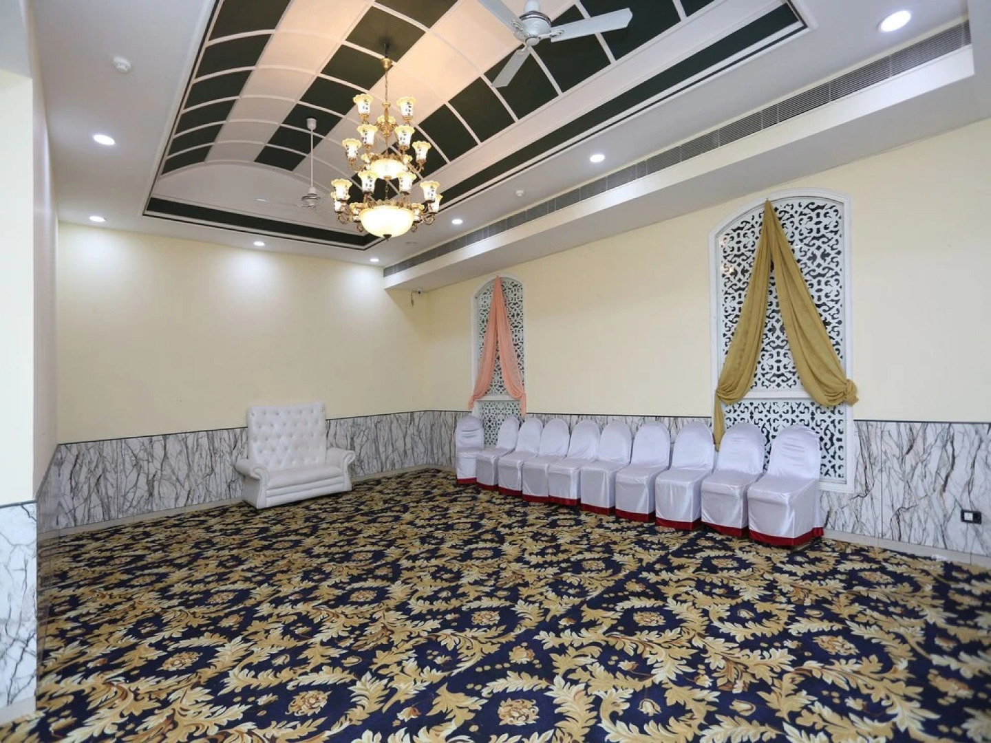 OYO 16125 Eiffel Grand Hotel