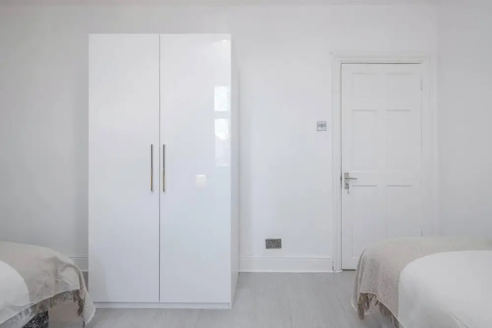 Stunning Top 2 Bed Flat Tilbury Central Location