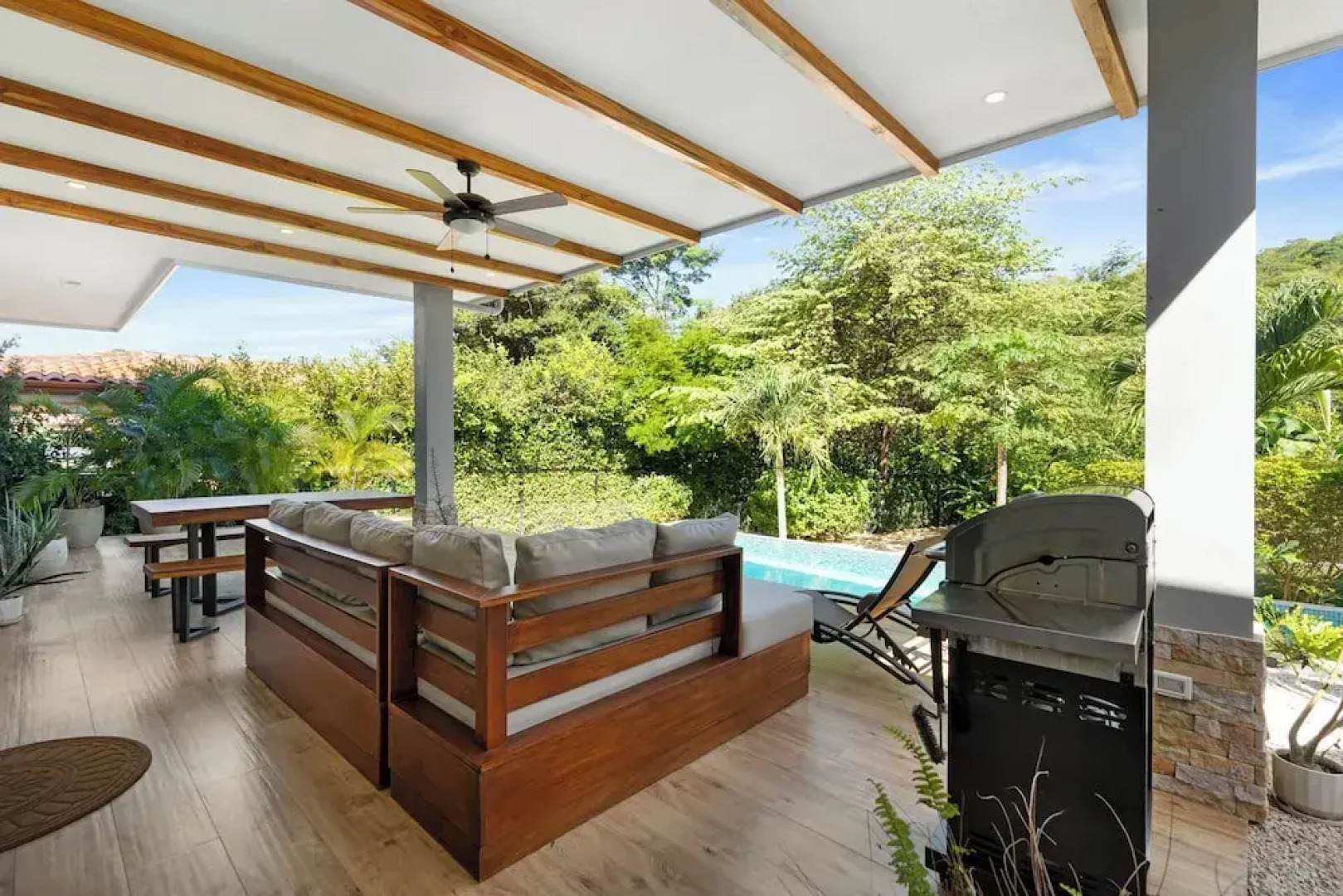 Luxurious Home with Bright, Modern Design and Private Infinity Pool in High-End Community