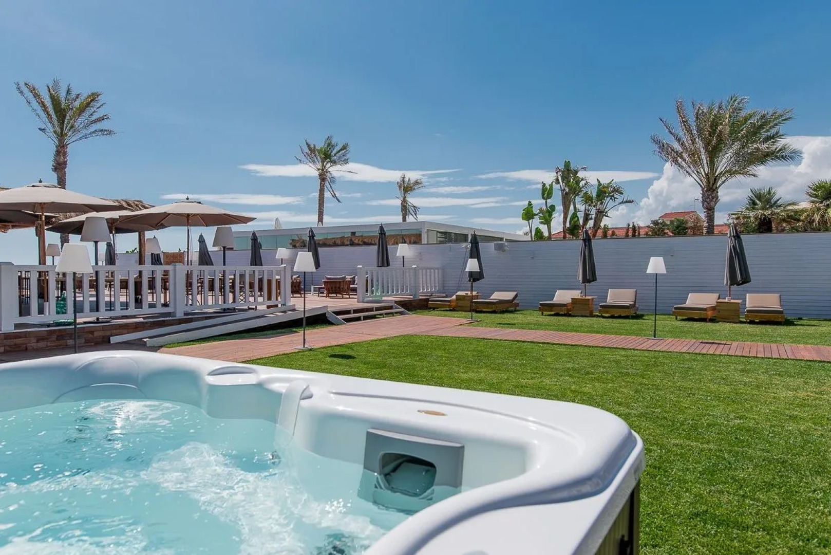 Cumeja - Beach Club & Hotel