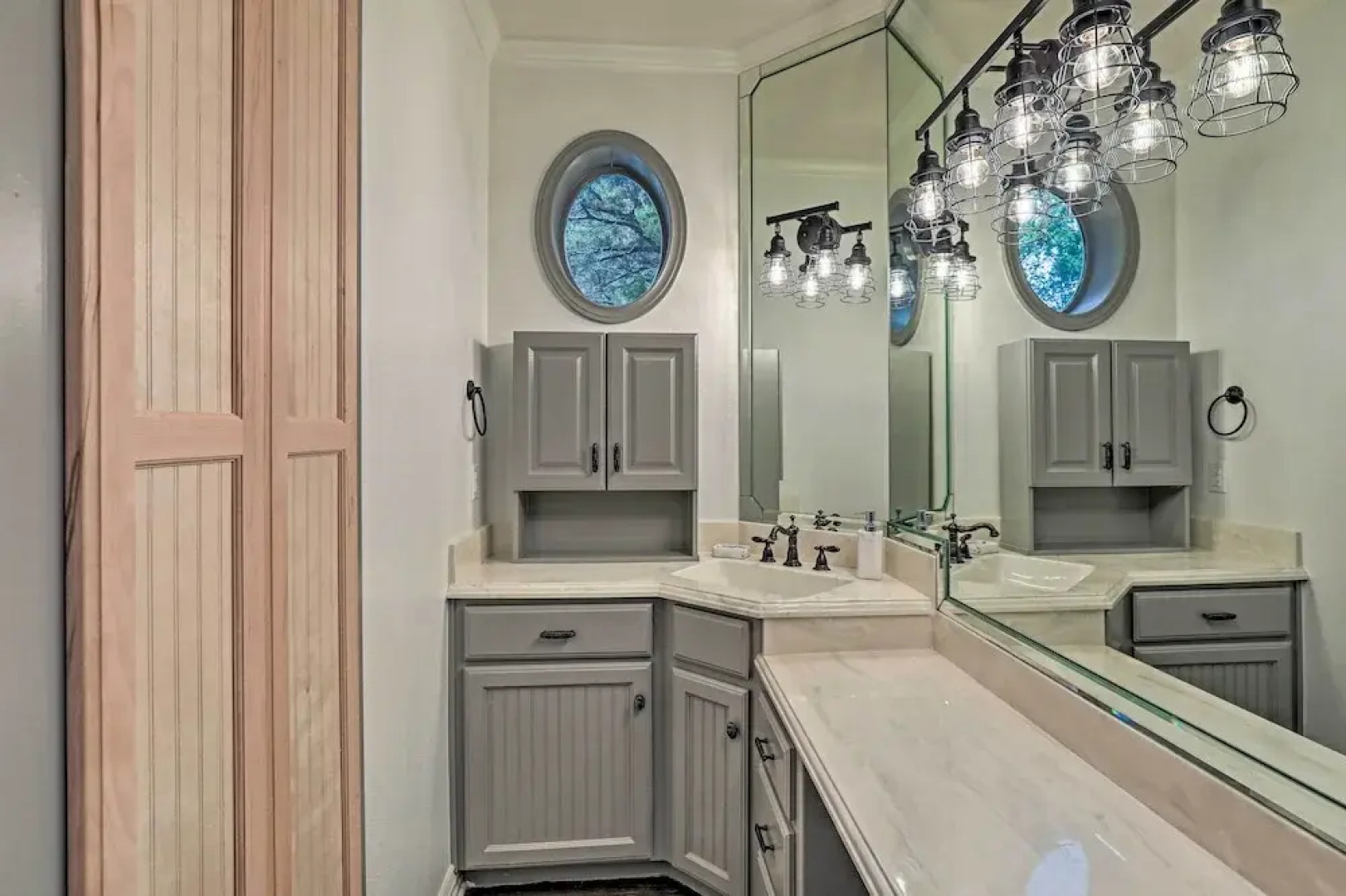 Lavish Lake House, Near Vineyards + Marinas!