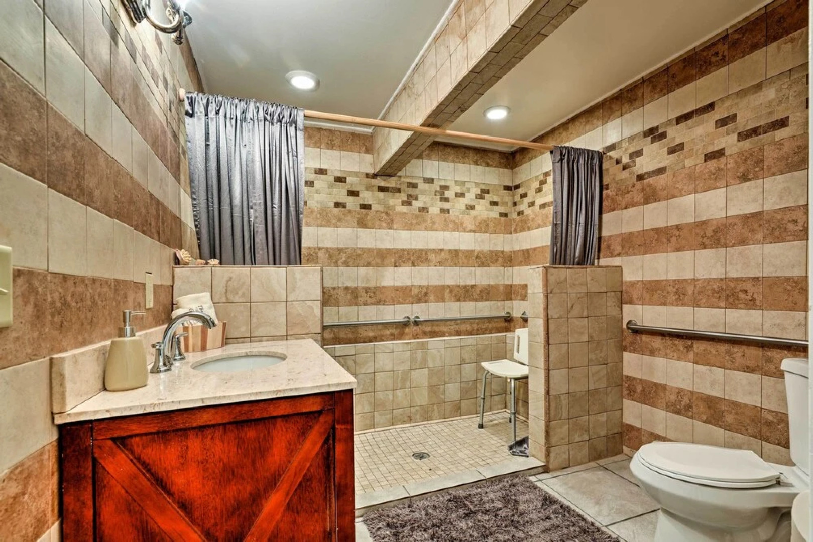 Expansive Getaway ~ 2 Miles to Mendenhall Glacier!