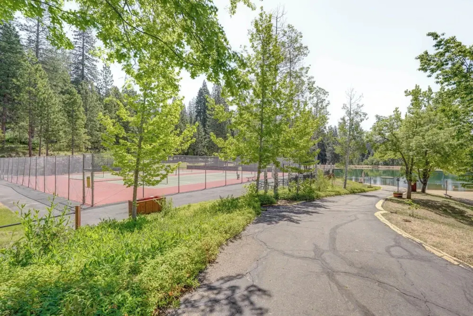 Family Cabin in Blue Lake Springs, Near Town!