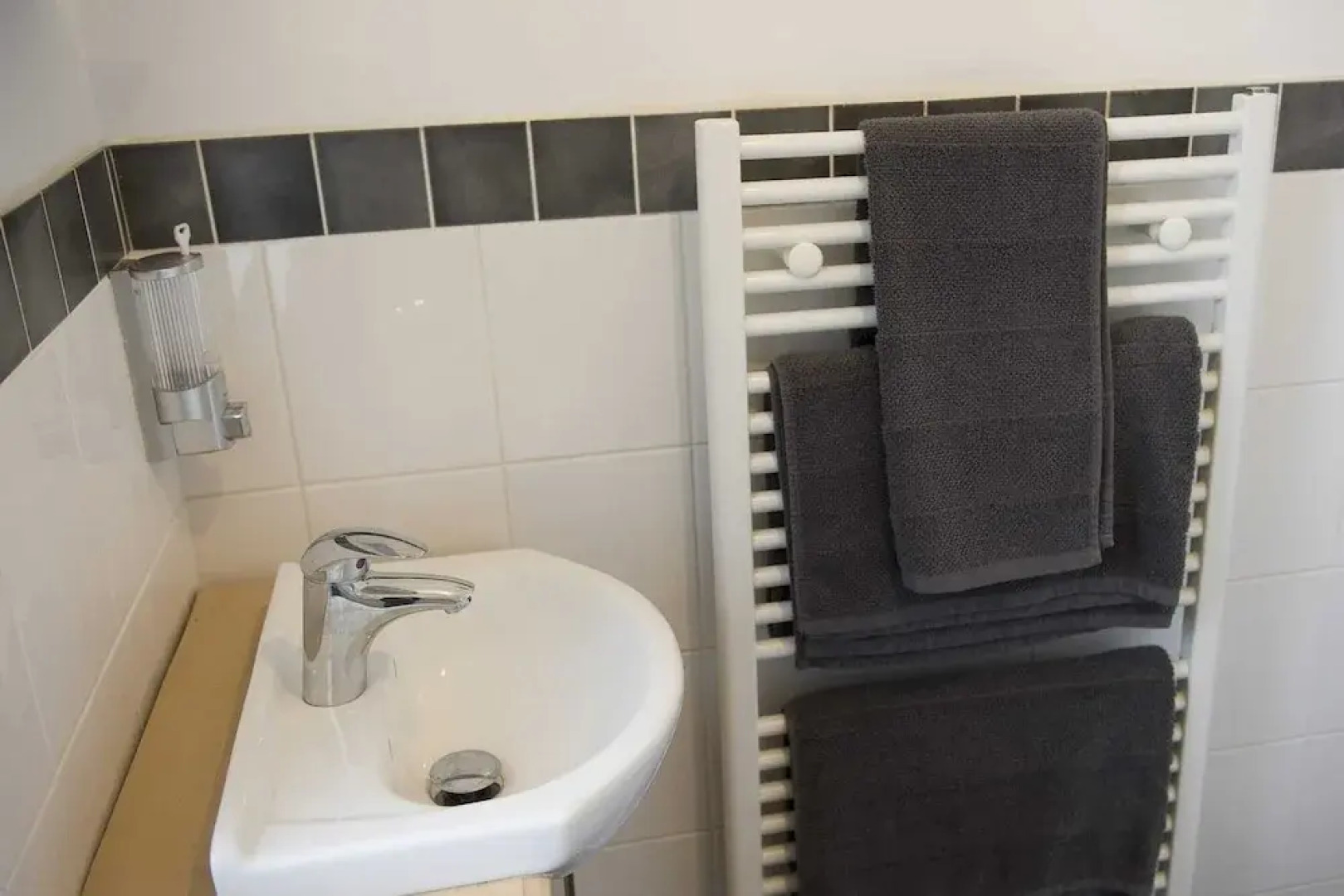 Lovely Mountain View Apartment - Short Drive to Beaches