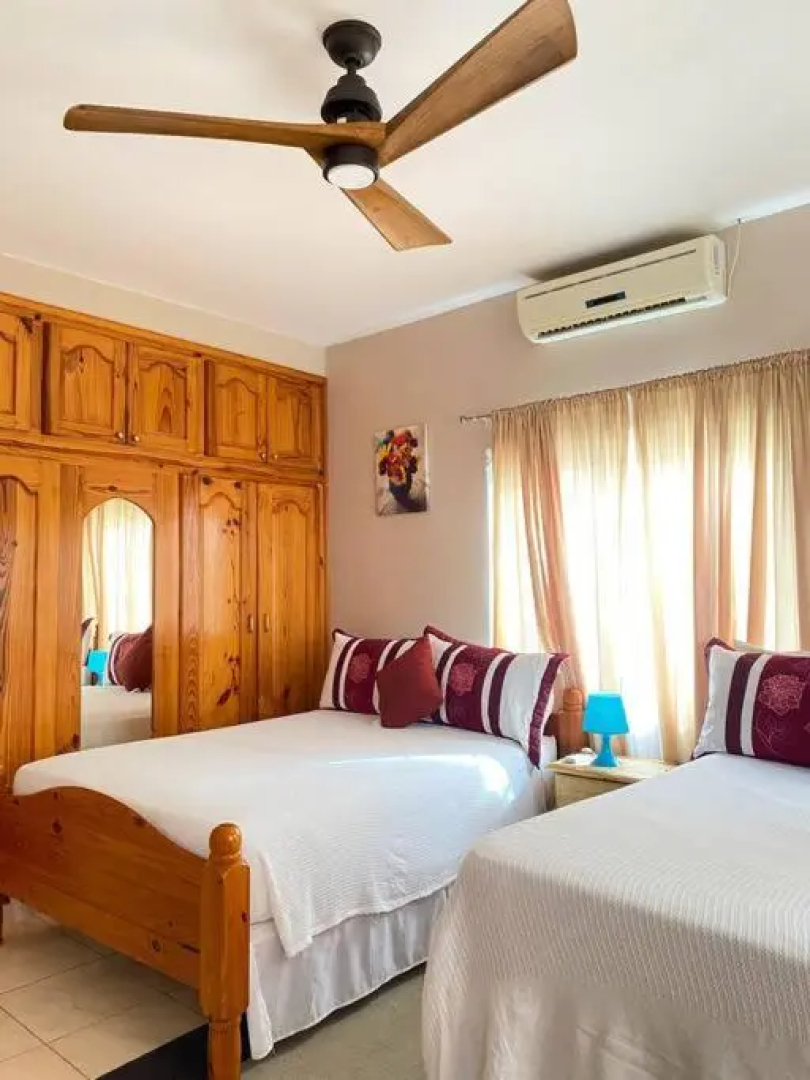 Runaway Bay 5 Bedroom Villa W/ a Large Pool. Gorgeous