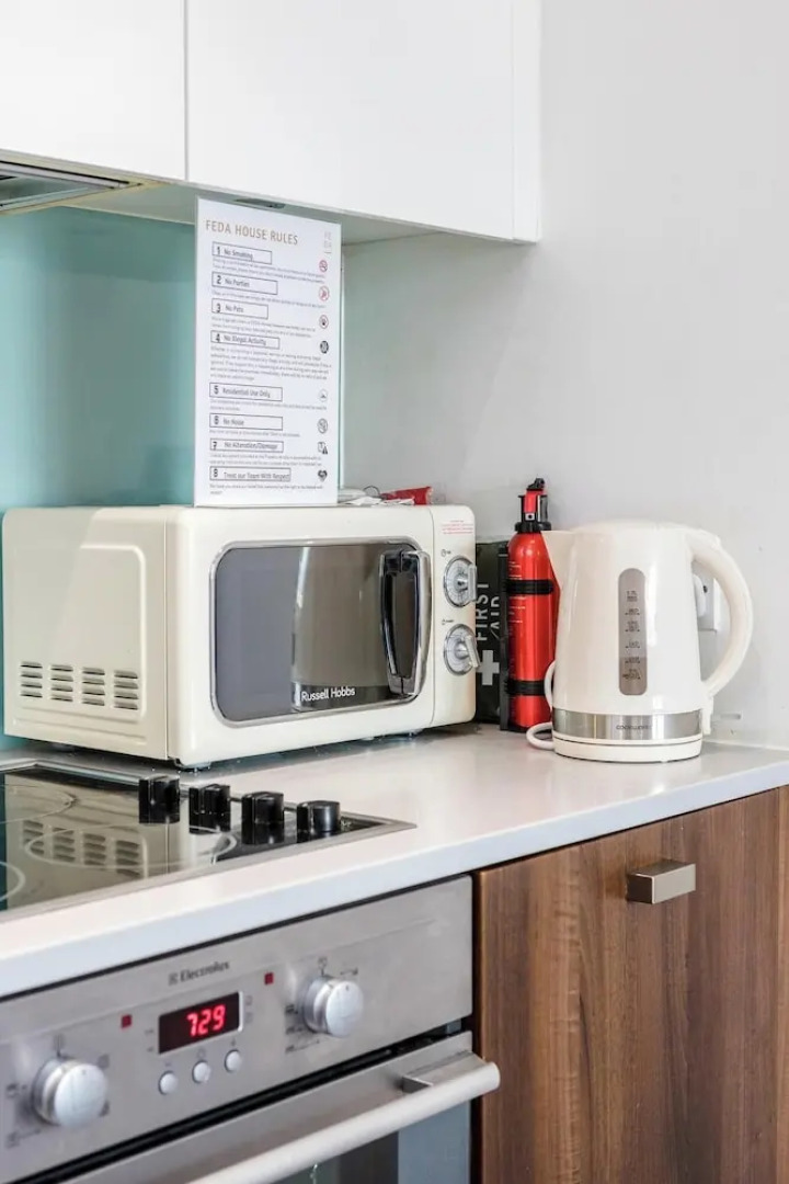 Basildon - 2-bed - Sleeps 5 - Near Train Station