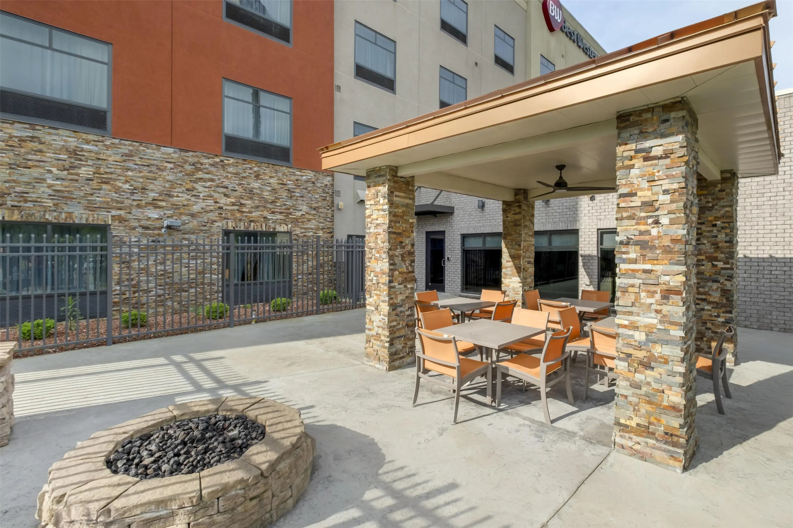 B/W Plus Elizabethtown Inn & Suites