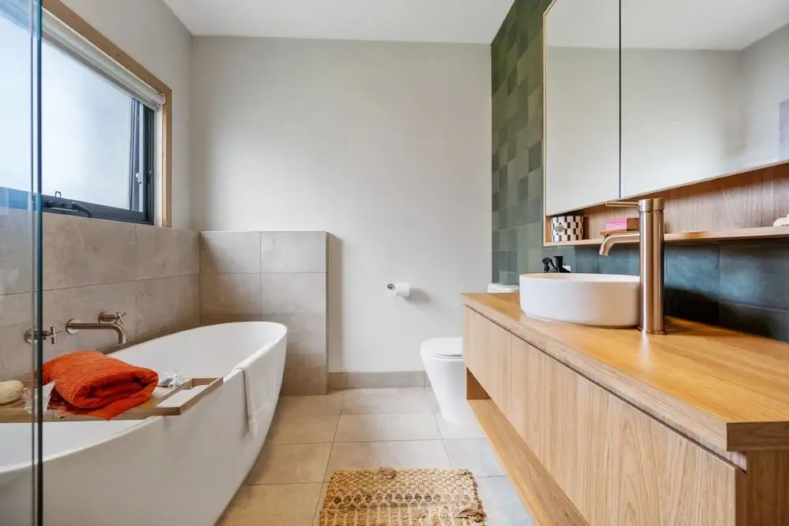 Modern Coastal Escape Pet Friendly With Fireplace