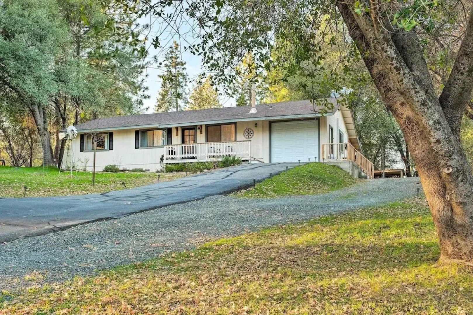 Lakeside Groveland Home w/ Hot Tub, Near Yosemite
