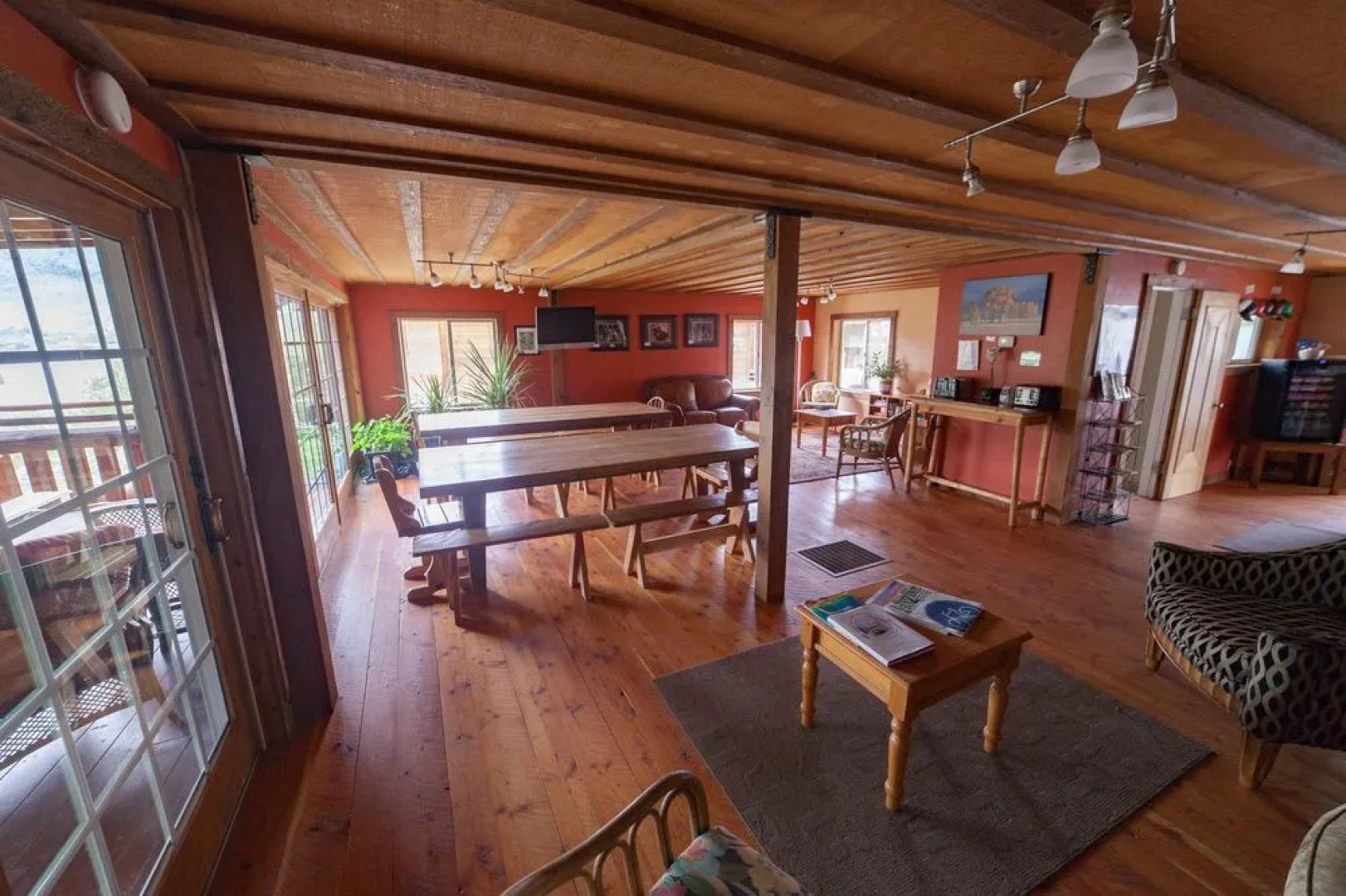 North Yellowstone Lodge and Hostel