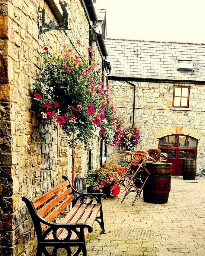 Brogans Bar & Guesthouse