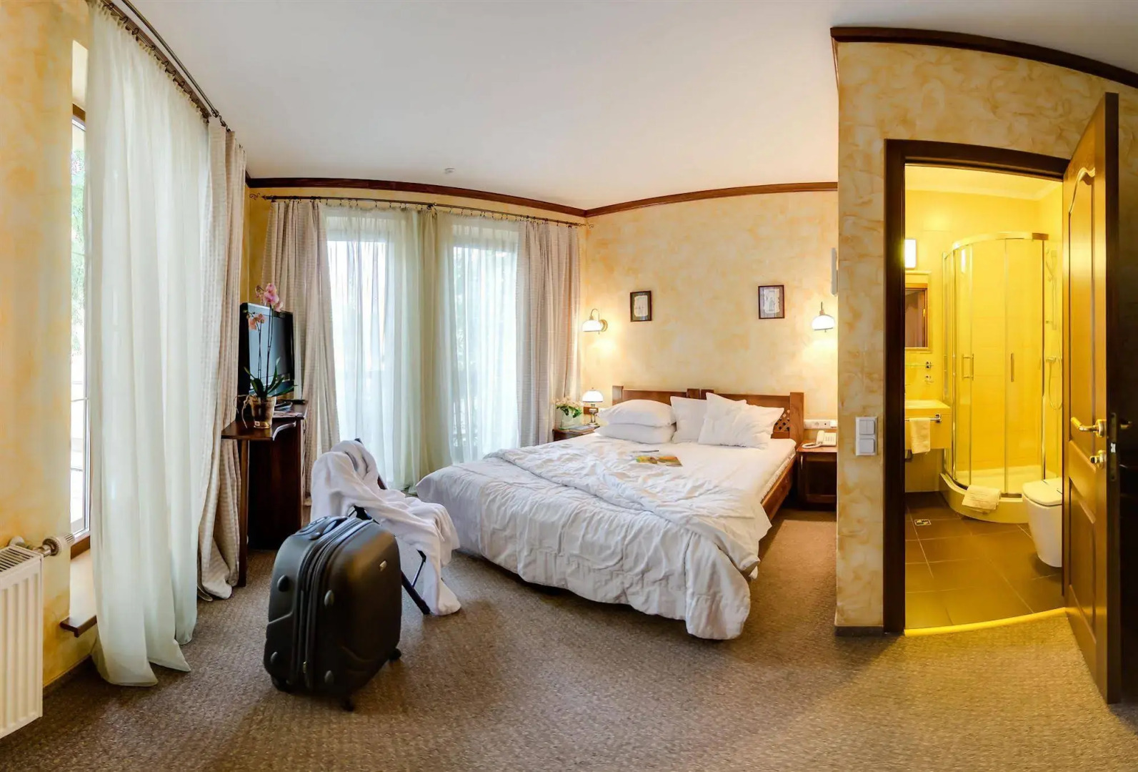 Под Темплем Отель