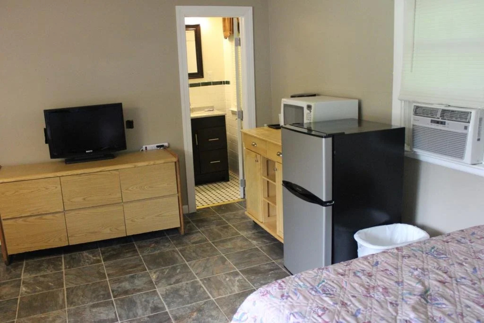 Hill View Motel and Cottages