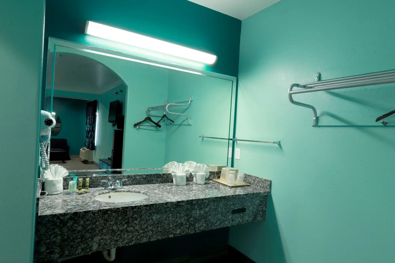 Scottish Inn & Suites