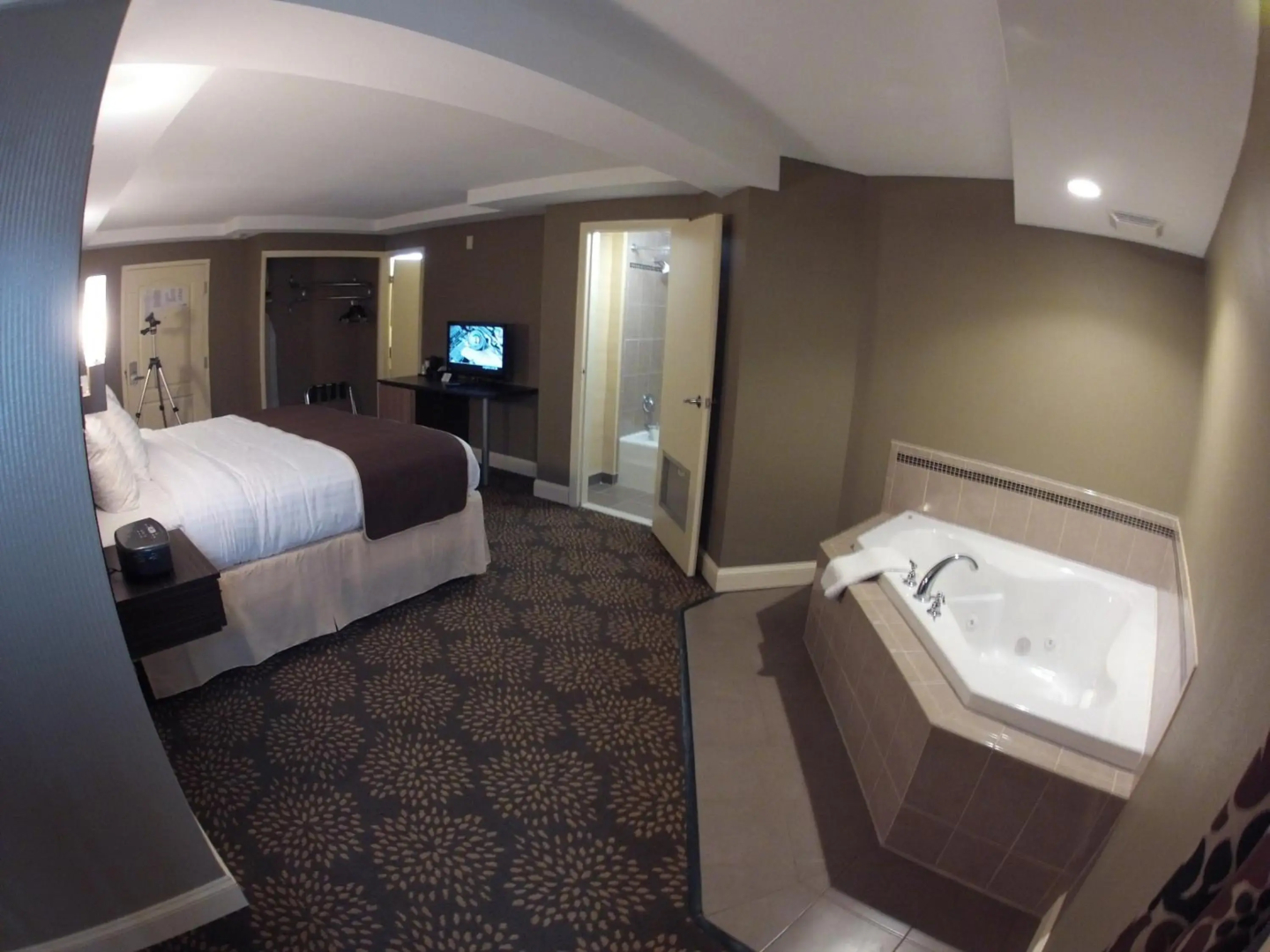 AAshram Hotel by Niagara River