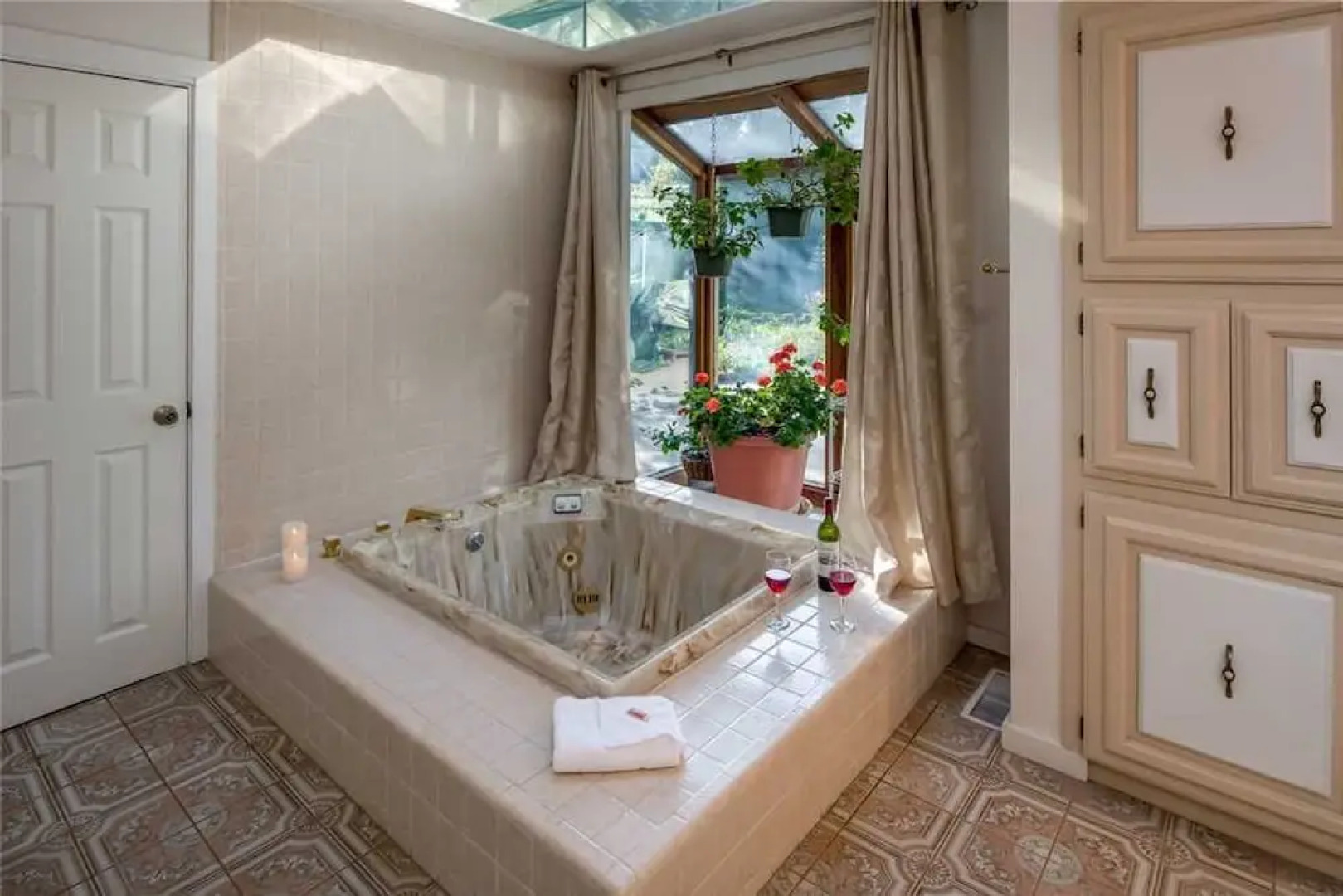 Hill Top Mountain View - Four Bedroom Cabin with Hot Tub