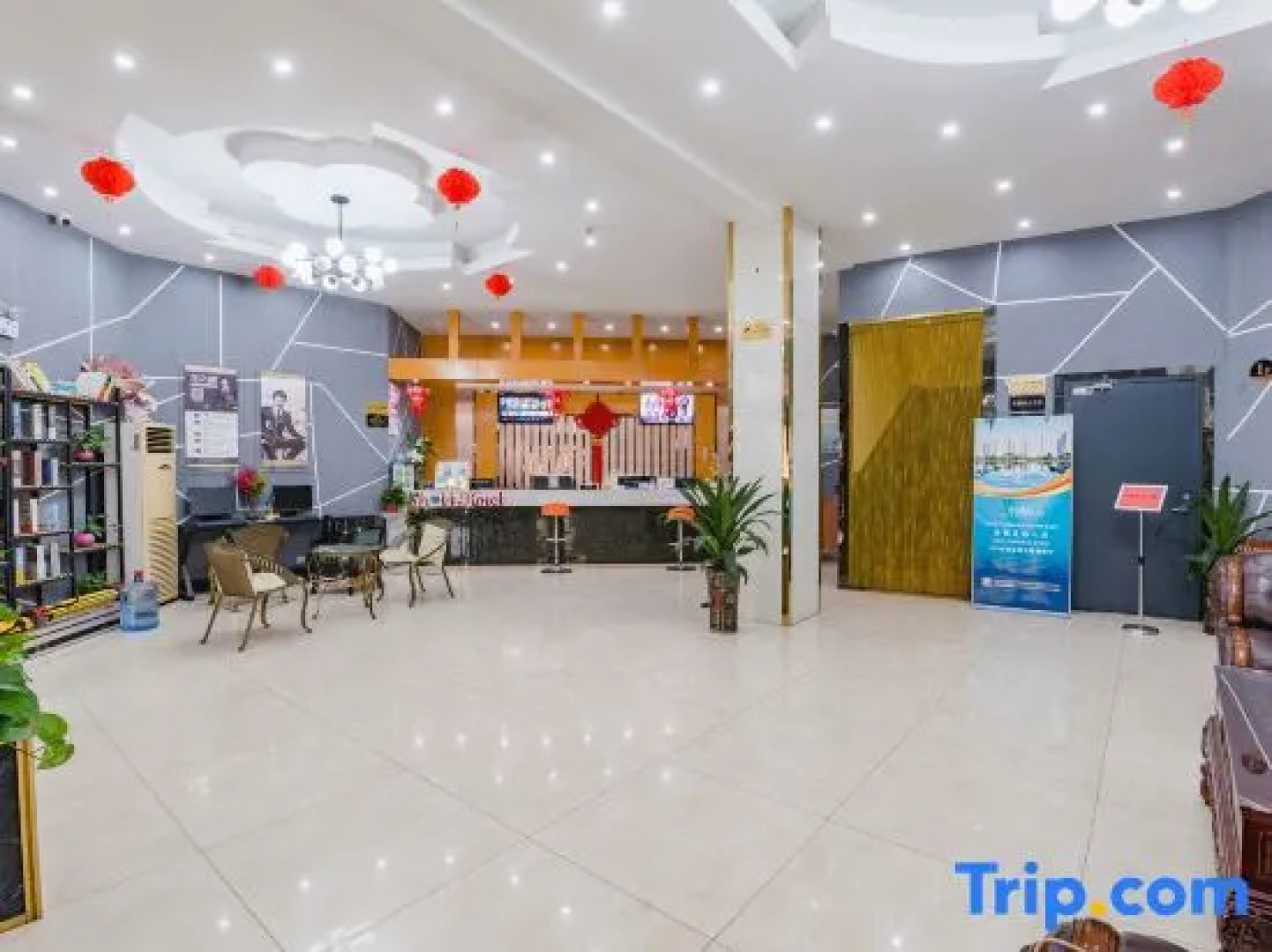 Shell Xinyang Huangchuan Country Railway Station Hotel