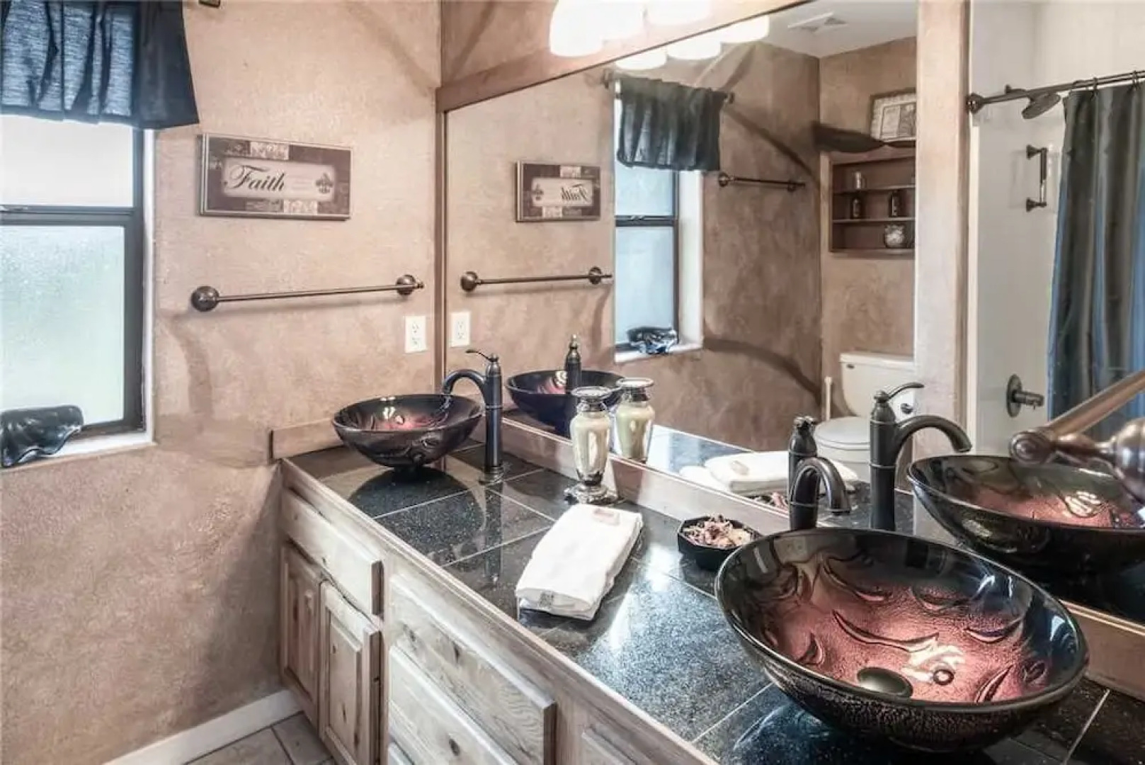 A River Runs Through It - Three Bedroom Cabin with Hot Tub