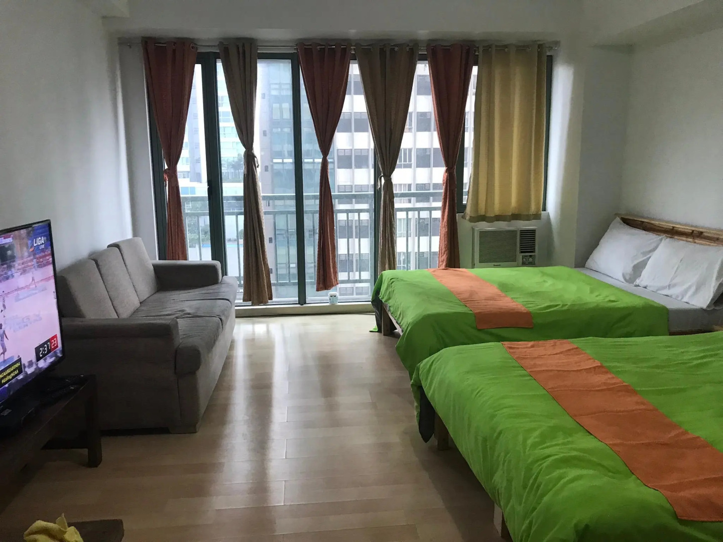 Studio Staycation w/ 2 queen across Shangrila Mall