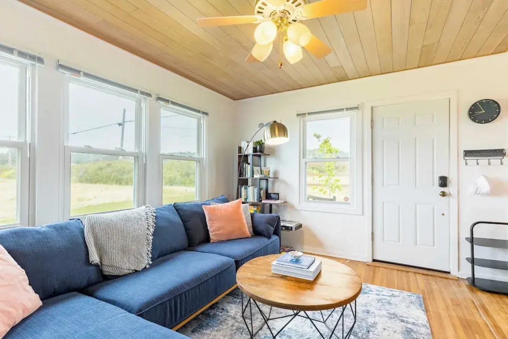 Swan Lake Cottage by Avantstay Views + Firepit