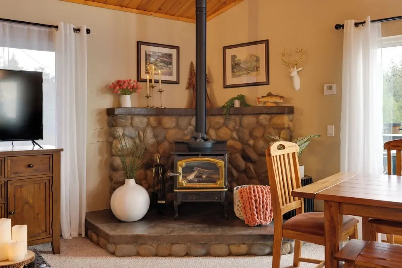 Hot Tub + Scenic Views: Luxury Twain Harte Cabin!