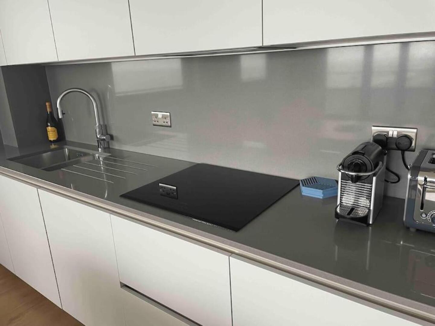 Gorgeous 2 Bed Apartment with Stunning Sea Views with Free Parking and Fast Internet