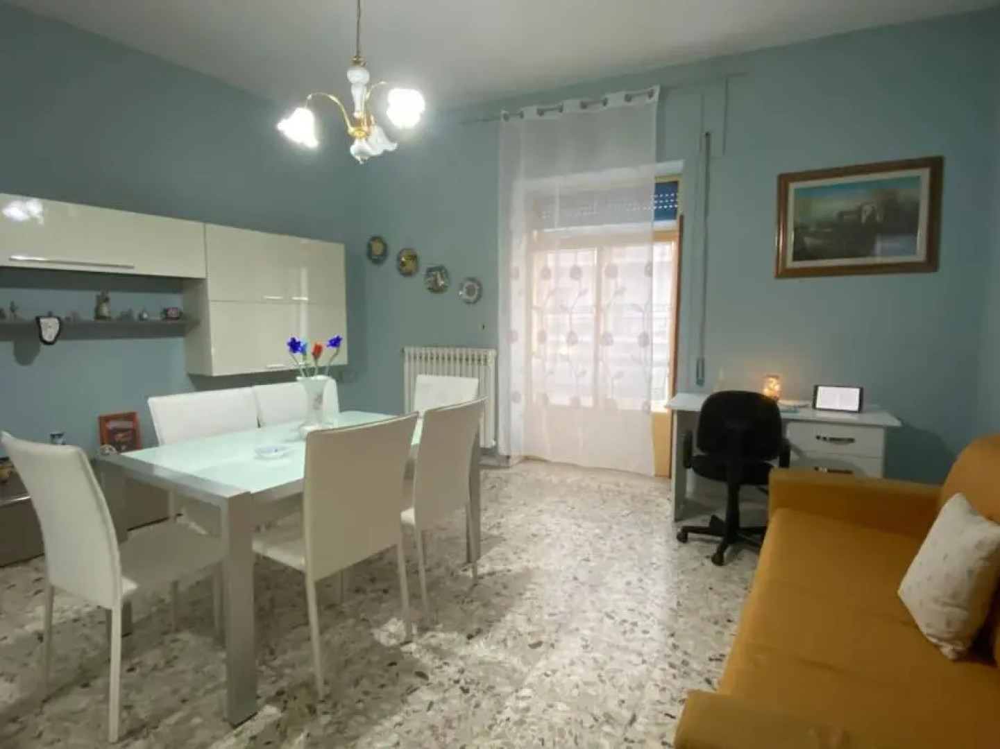 Appartamento con due stanze, bagno e cucina