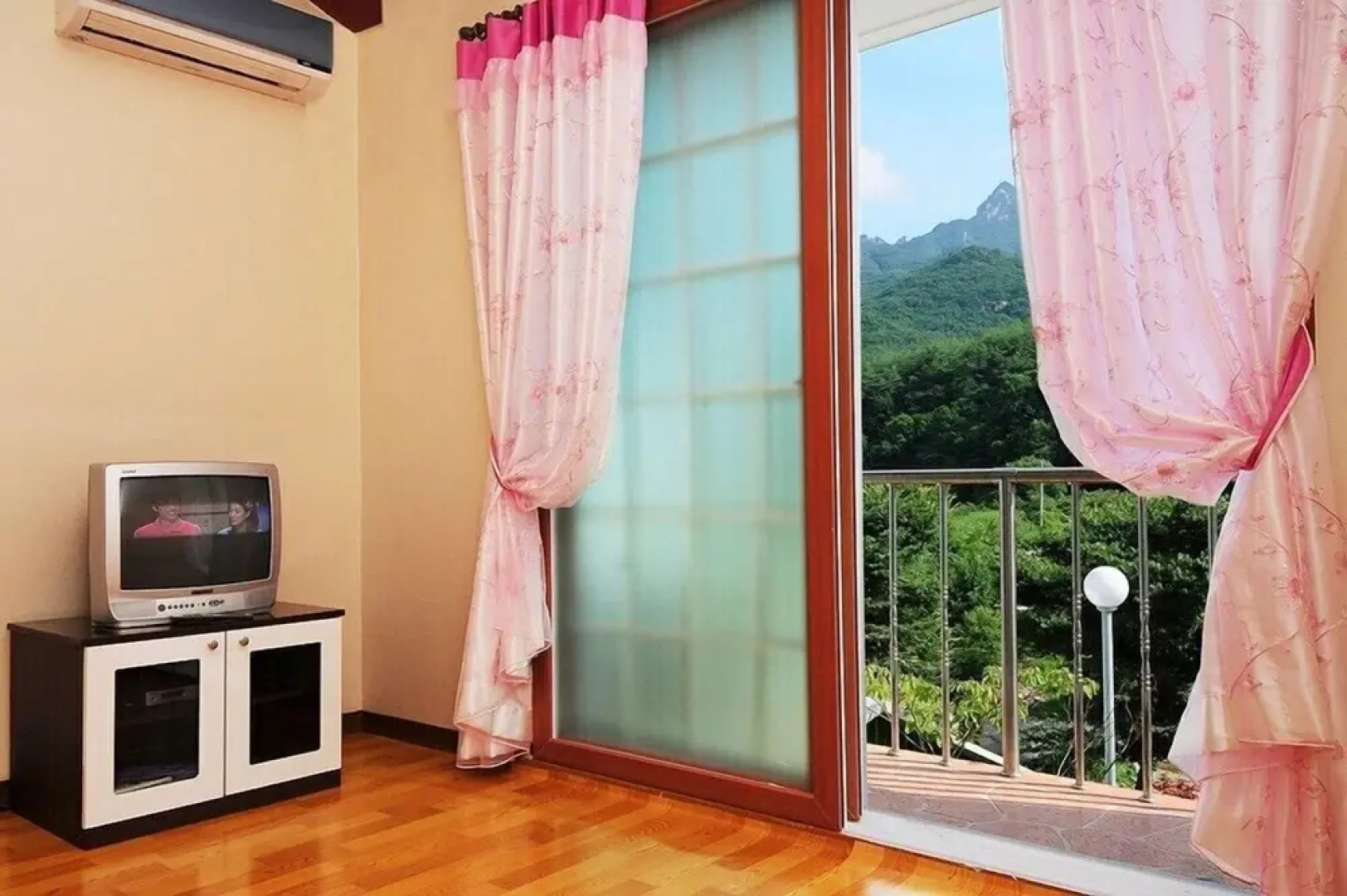 Songnisan Mountain White