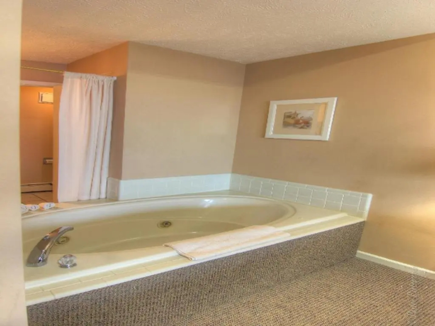 Pointes North Beachfront Hotel – 2 Person Spa Tub Studios