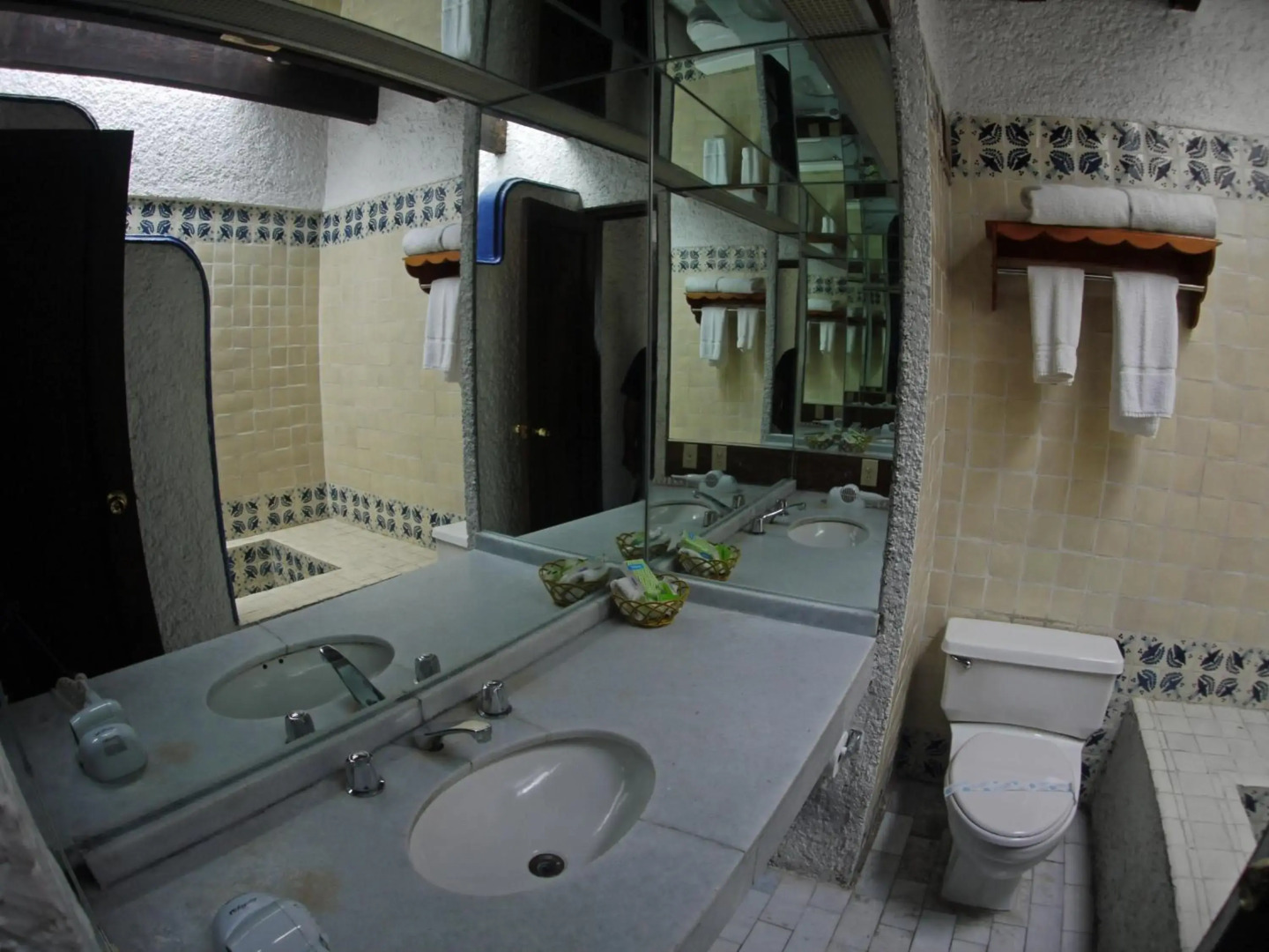 Las Rocas Resort And Spa