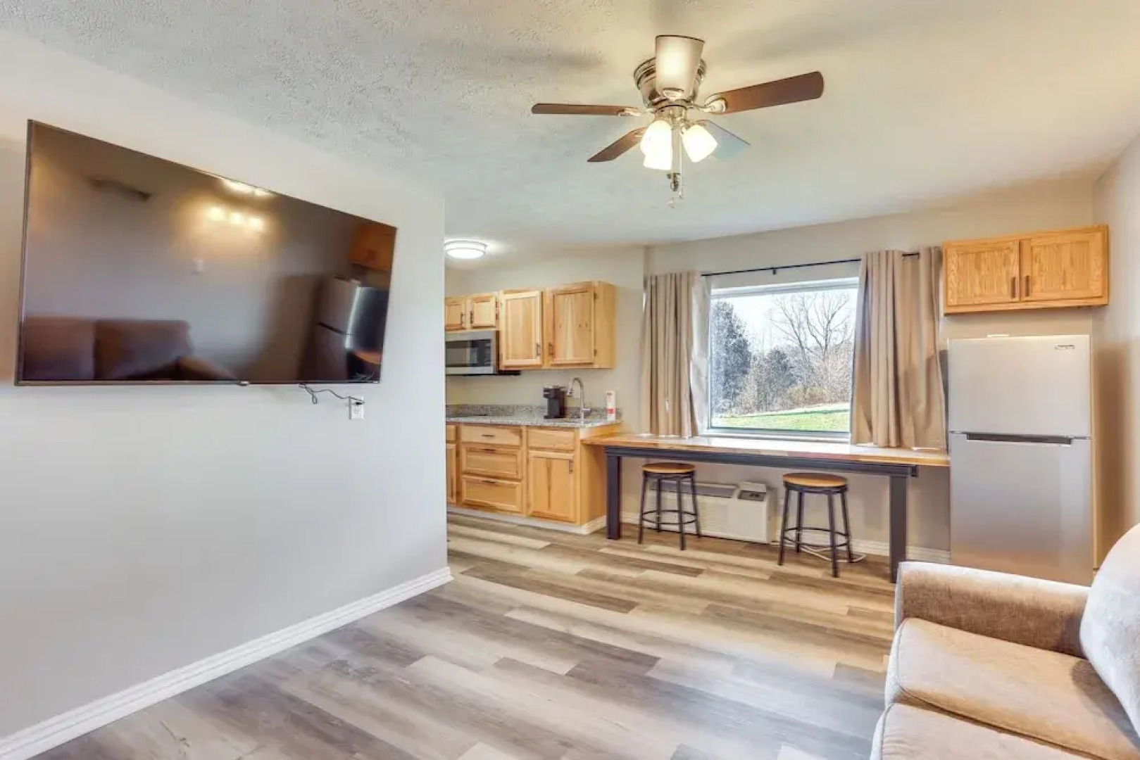 Golf, Shop, Tour & More: Oakland City Apartment