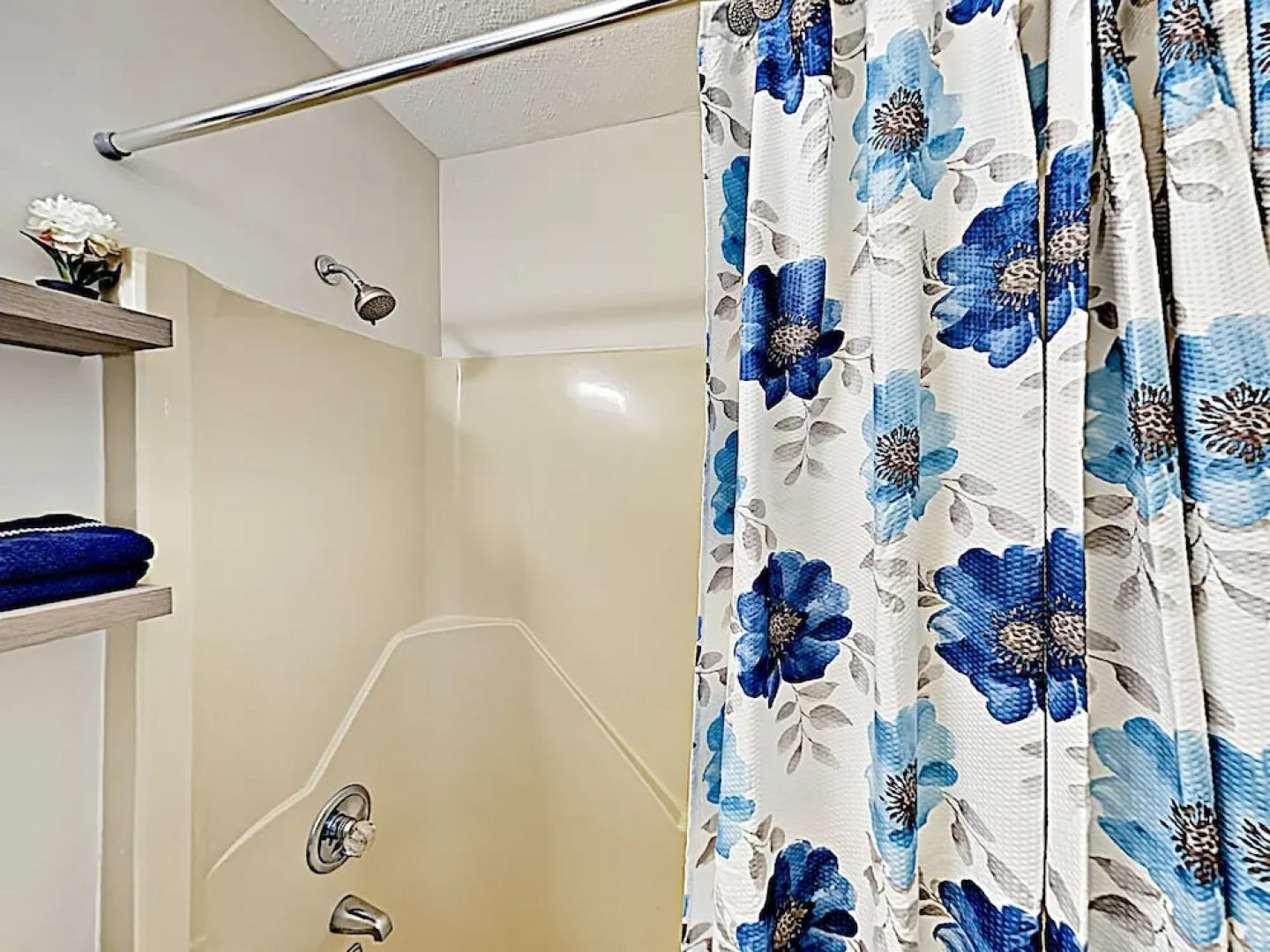 New Listing! The Chocolate W/ Kayaks 2 Bedroom Home