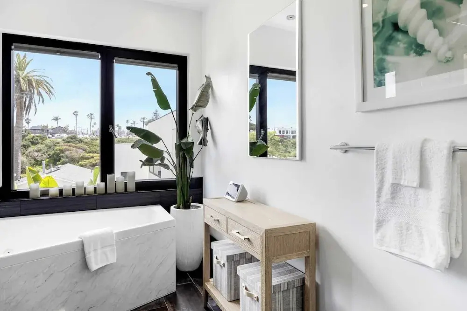 Steps to Beach+shops, Oceanview, Hot Tub+firepit Moonlight Modern by Avantstay