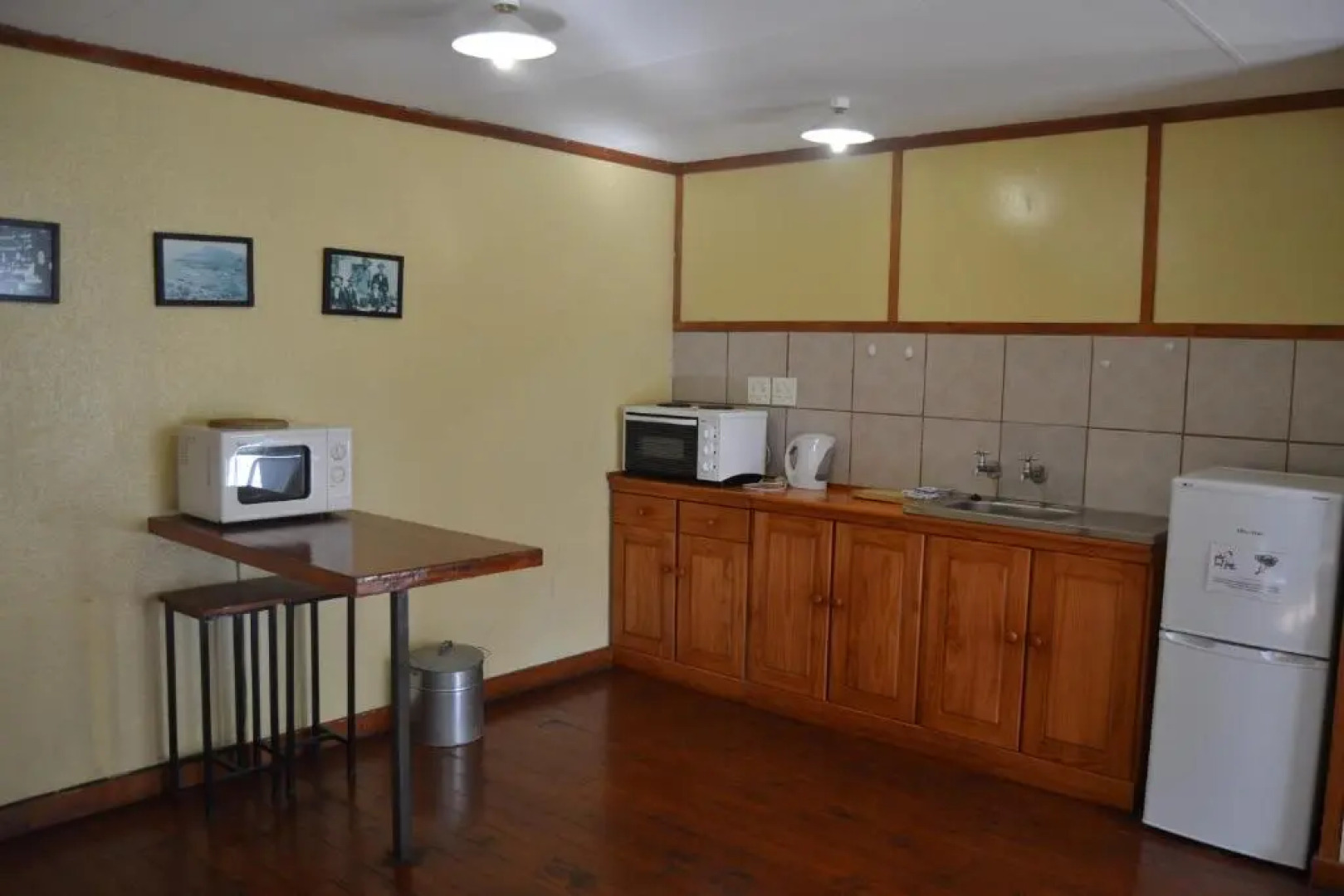 Log Cabin & Settlers Village