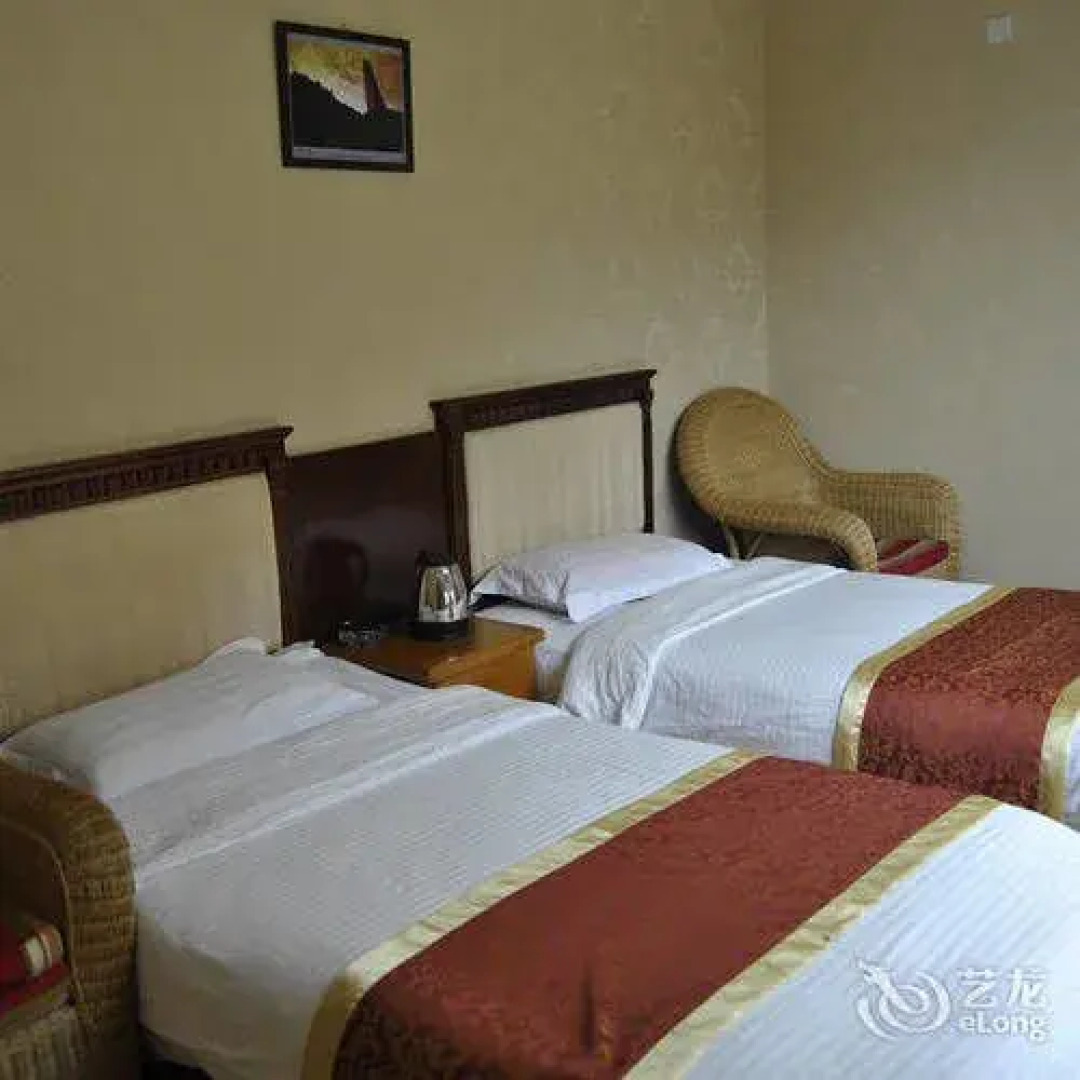 Lixian County Taoping Qiang Village Erma Inn