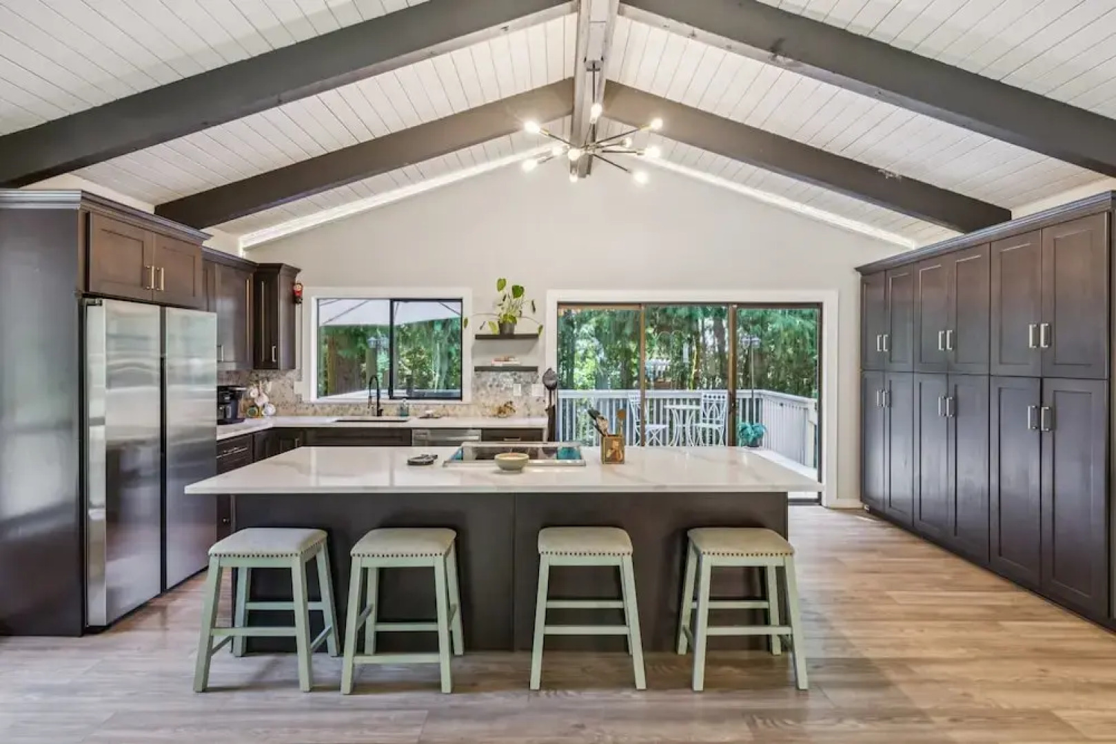 Modern Forest Escape Near Hikes & Lake 6 Bedroom Home