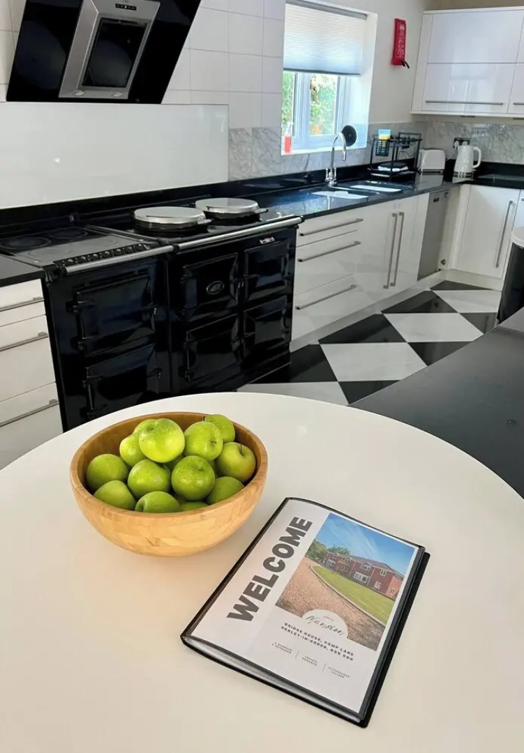 Stratford 4 BR Family Mansion With Pool, Gym & BBQ