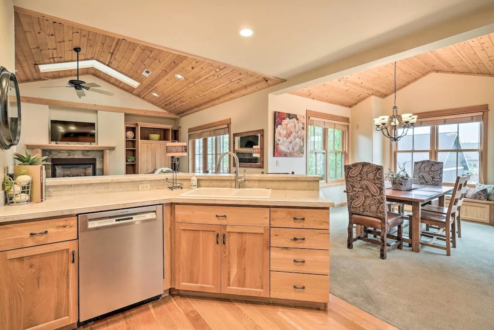 Sisters Getaway w/ Hot Tub ~ Half-mi to Dtwn!