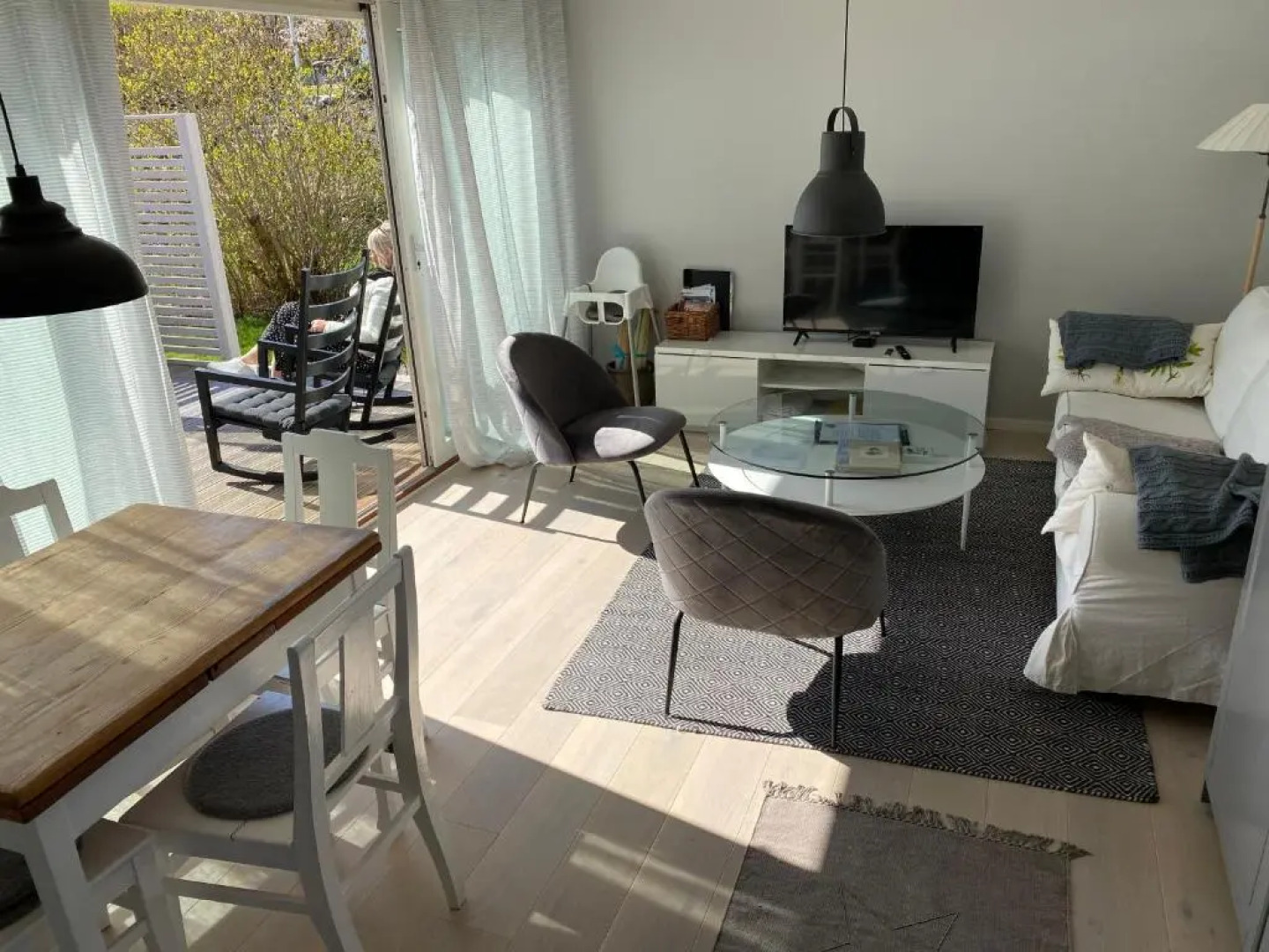 Två gästhus vid hav och strand