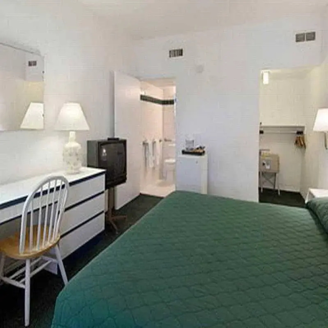 Travelodge Monaco Beach Resort