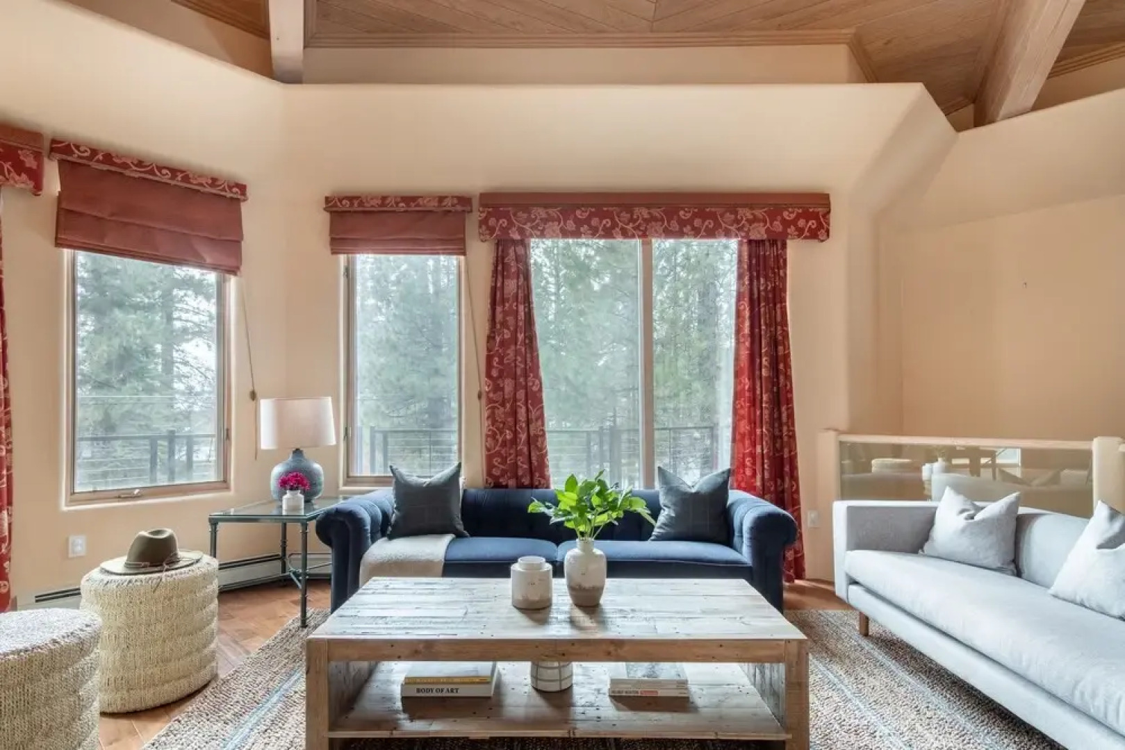 Ponderosa by Avantstay Spacious Cabin w/ Large Deck & Hot Tub 10min to Mtn